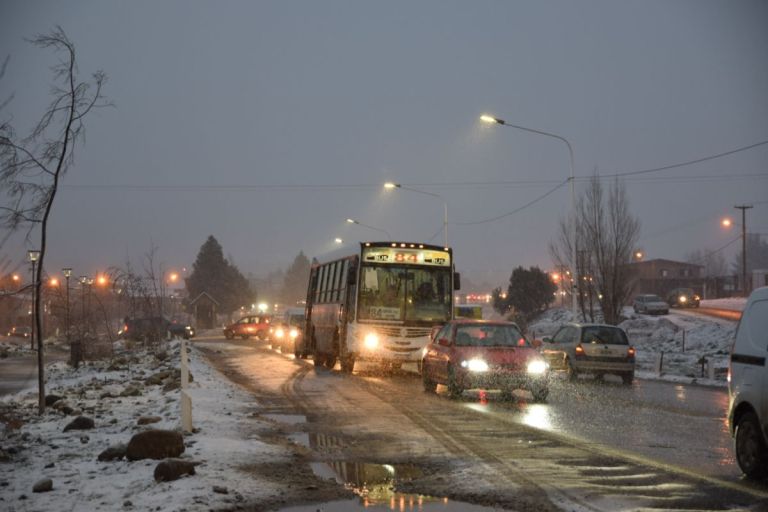 En fotos así se vivió la nevada en los barrios del Sur de Bariloche