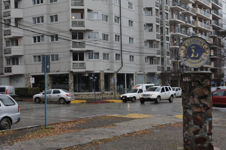 Quisieron Sustraer Elementos De Un Auto De Alquiler Estacionado Pero