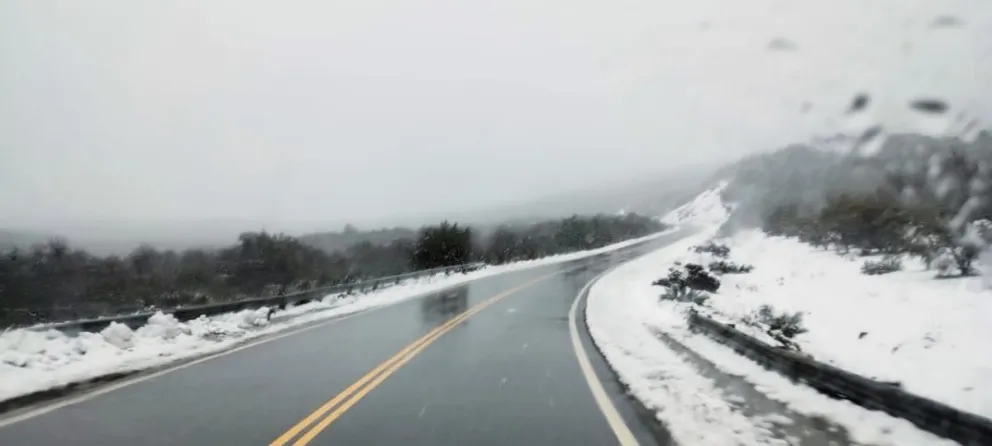 Entre Bariloche y El Bolsón: calzada mojada y nieve en banquinas
