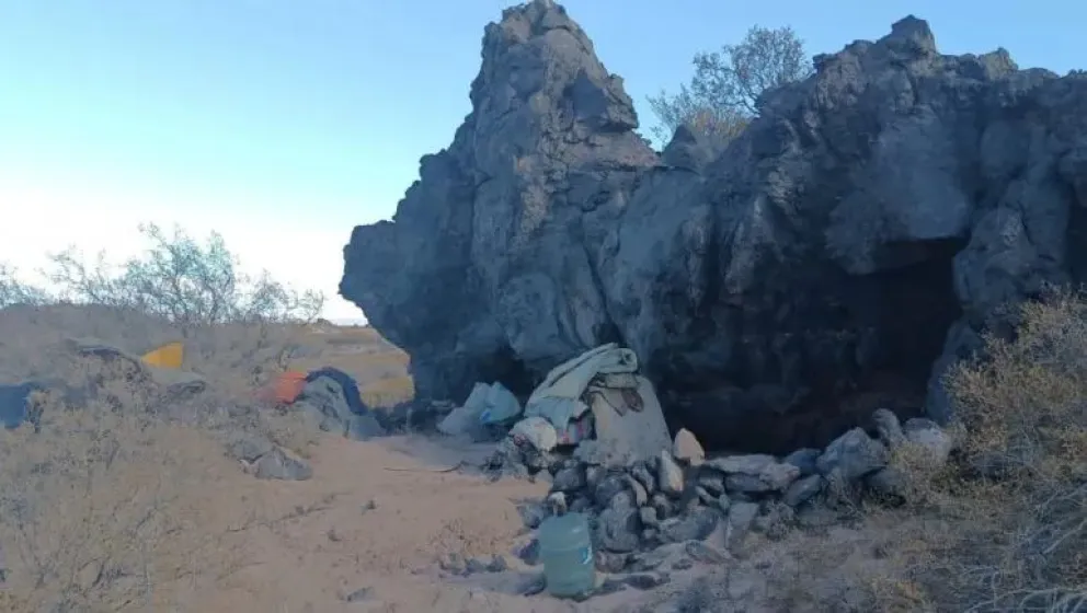 Hace cuatro días que están viviendo en una cueva debido a la crecida del río Colorado 