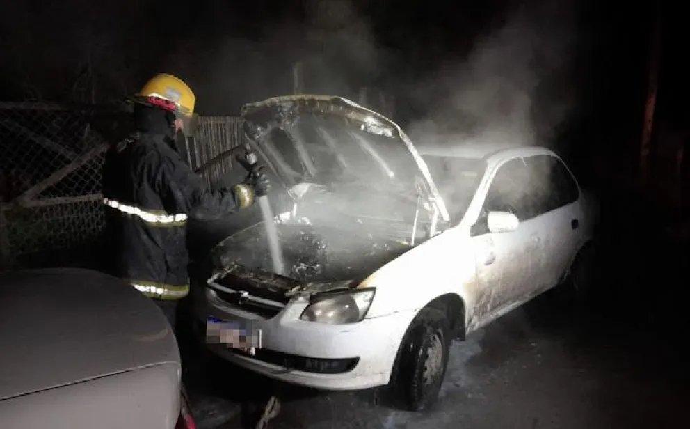 Incendio de un auto y un gato en las alturas tuvieron “a las corridas” a los bomberos