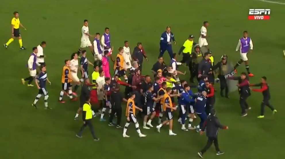 Video: batalla campal tras el partido Gimnasia-Universitario por la Conmebol