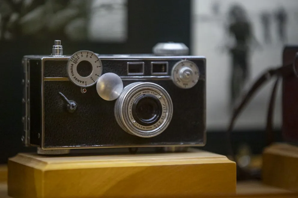 Un teléfono, una polaroid y la cámara que aparece en Harry Potter