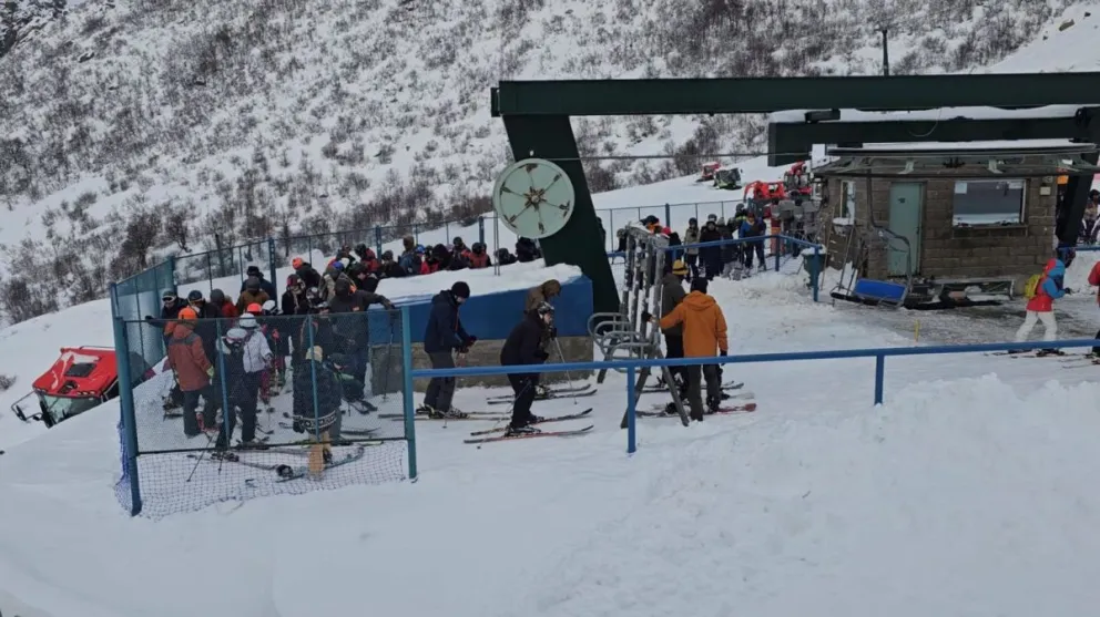 Habilitaron dos medios de elevación en el cerro Catedral que ya luce con turistas y nieve 