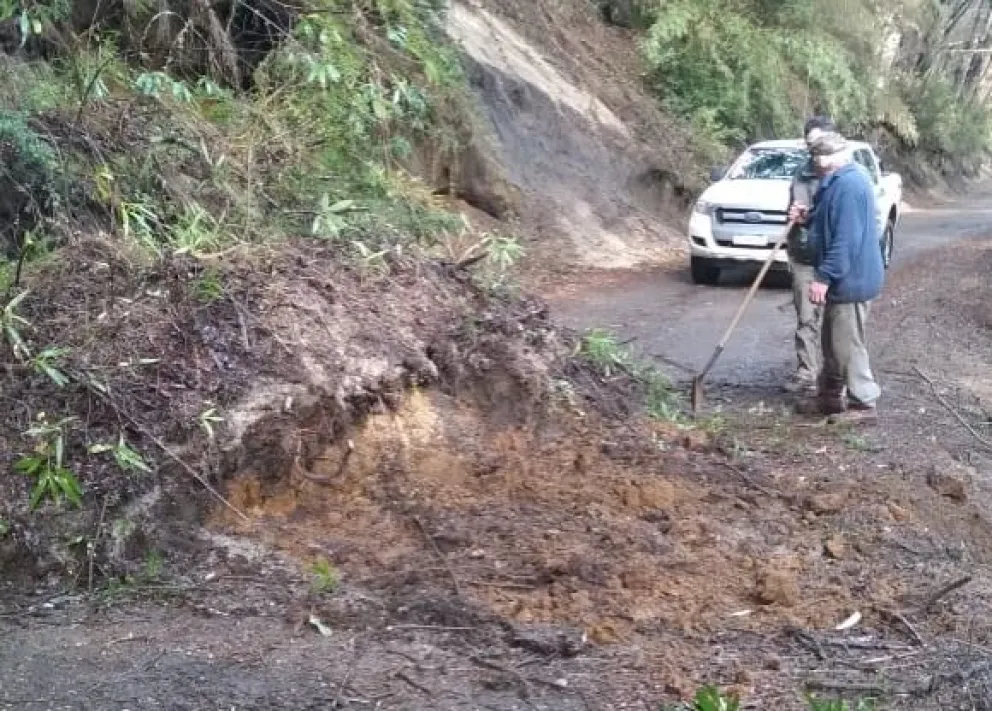 Por desprendimiento de tierra, restringen la circulación en el camino de ingreso a lago Espejo Chico 
