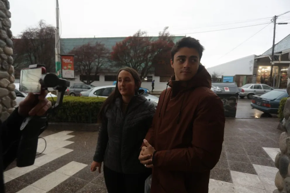 Llegaron a Bariloche, fueron a almorzar y cuando volvieron estaba el auto desvalijado 
