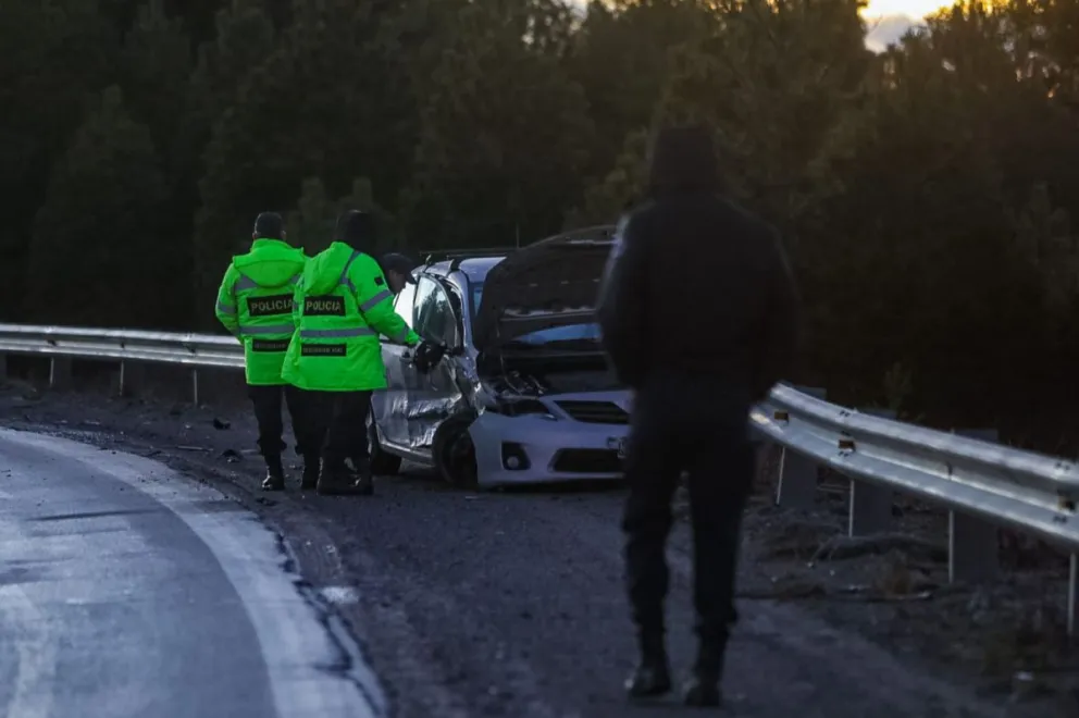 Perdieron el control por el hielo y dos integrantes de la Policía Aeroportuaria debieron ser trasladados al San Carlos