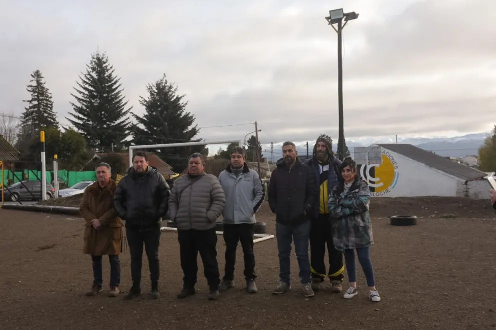 Escuelitas de fútbol de Bariloche exigen espacios techados para entrenar durante el invierno