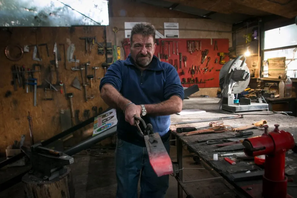 Edgardo, además de veterano de guerra, es forjador de cuchillos, experto en armas blancas e historiador en la temática (foto: Facundo Pardo).