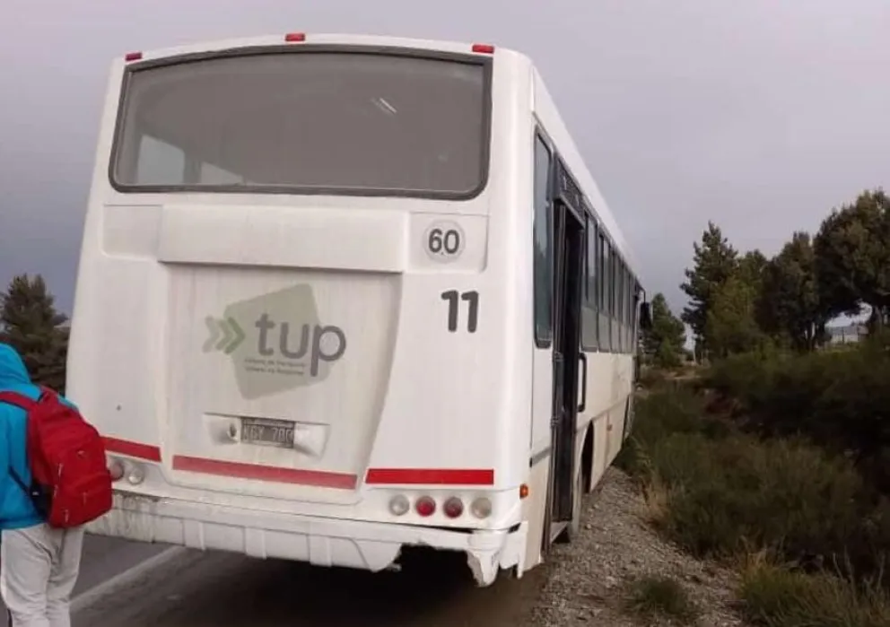 Jóvenes rompieron la luneta de un colectivo del transporte urbano
