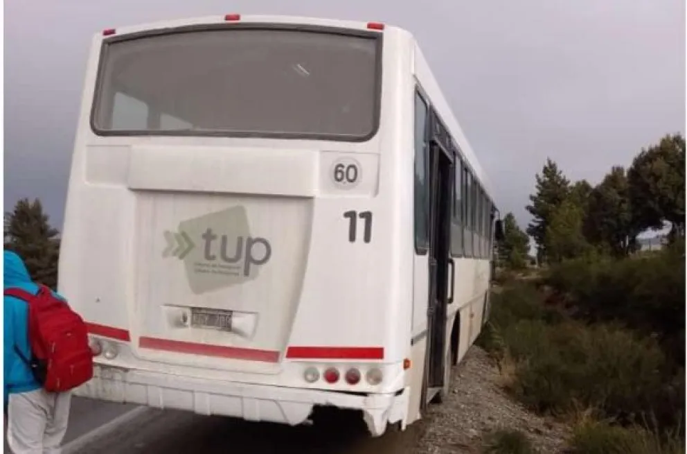 Unidad de Mi Bus a punto de caer en una zanja por desperfecto mecánico