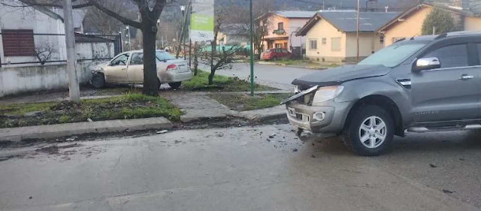 Chocó violentamente a un remis y se fugó abandonando su camioneta 