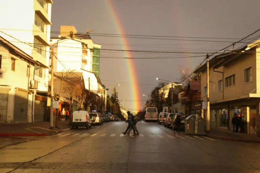 Un arcoíris en el temporal: el cielo de Bariloche se pintó multicolor