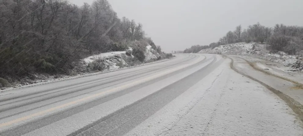 Nieva en forma intensa en la Ruta 40 y piden extremar precauciones entre Bariloche y El Bolsón