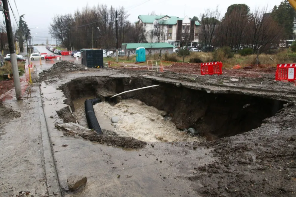 La Avenida 12 de Octubre está cortada por un impresionante desborde pluvial 