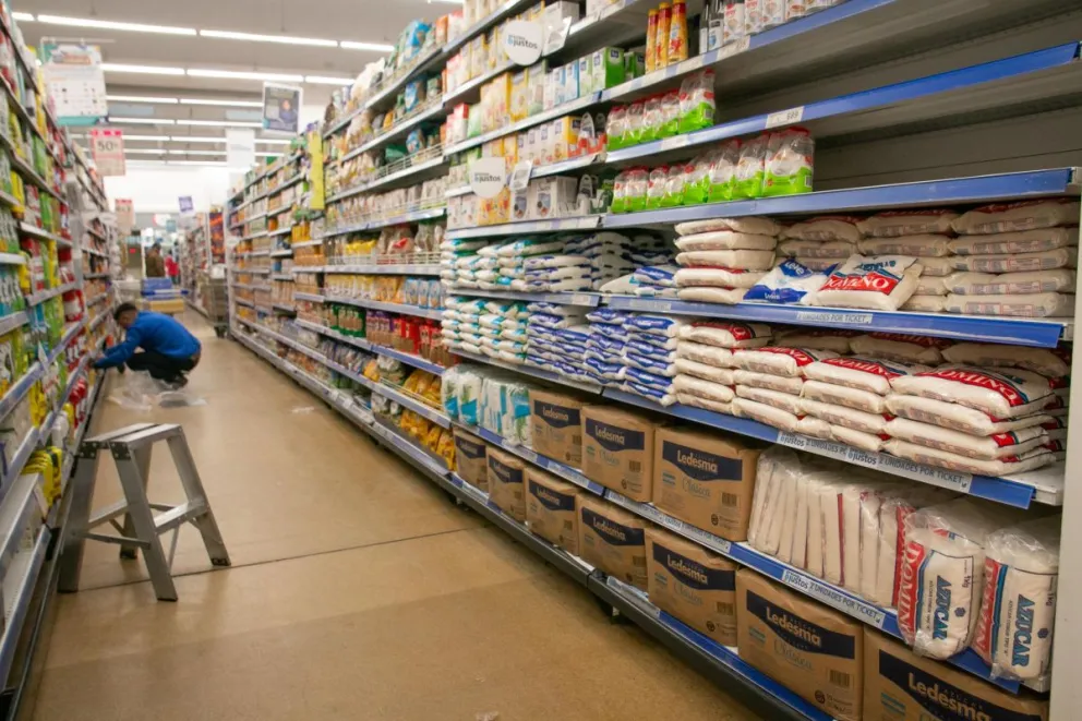 Cortés dijo que los hipermercados son “grandes chupa plata” y quiere que “dejen algo” en la ciudad