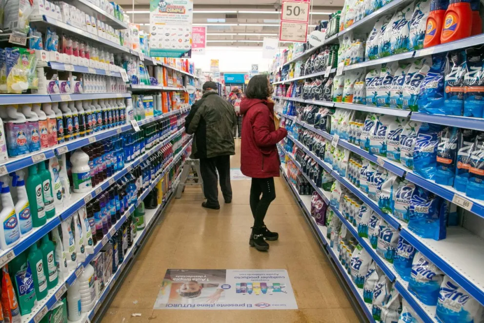 Las góndolas en Bariloche no estan ajenas al impacto de precios a nivel nacional / Foto Facu Pardo