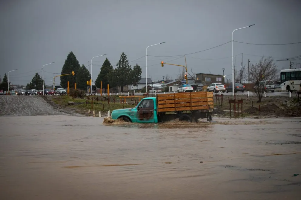 Pozos y lagunas al por mayor en muchos barrios de Bariloche