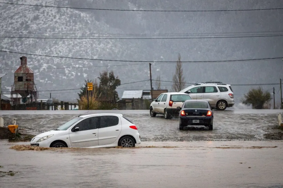 La lluvia no para y aumentan “las lagunas” al costado de la ruta Juan Herman