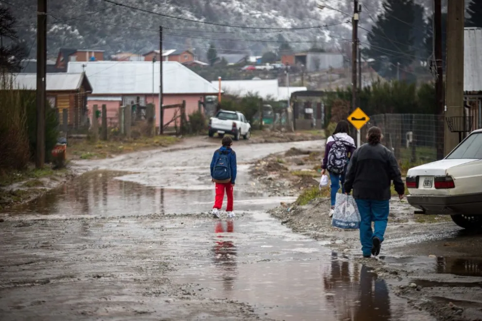 Lluvias implacables en Bariloche: familias en búsqueda de chapas, nylon y mantas