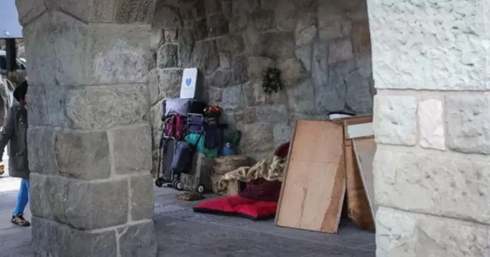 Buscan asistencia para la pareja que vive bajo las arcadas del Centro Cívico