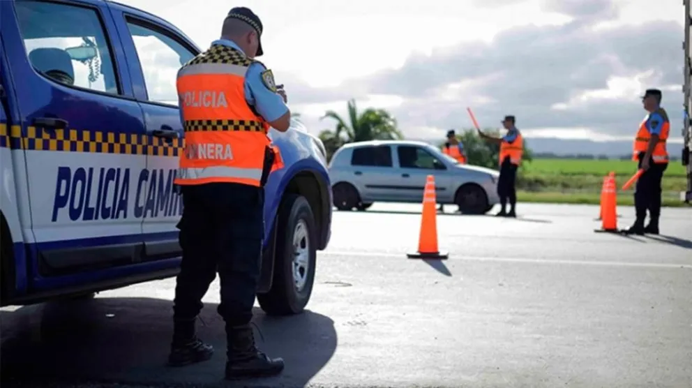 Borracho quiso evitar un control y le arrancó un dedo a un policía con los dientes