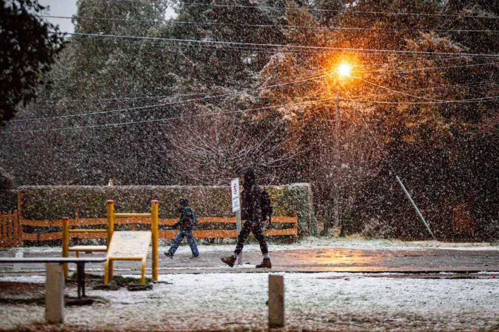 La nieve pintó de blanco algunos barrios de Bariloche y sigue vigente el alerta 