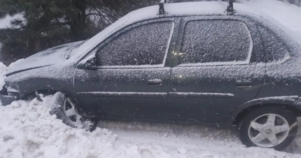Fuerte choque entre dos autos cuando nevaba copiosamente en el camino a cerro Catedral