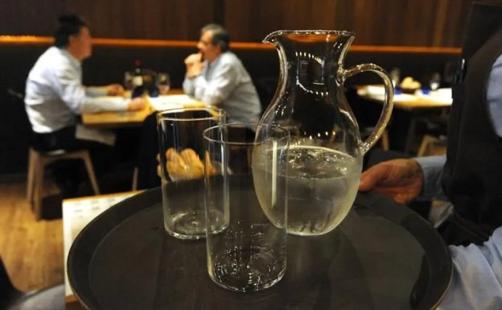 Desde OMIDUC recuerdan que es obligatorio disponer de agua gratis para los clientes en establecimientos gastronómicos