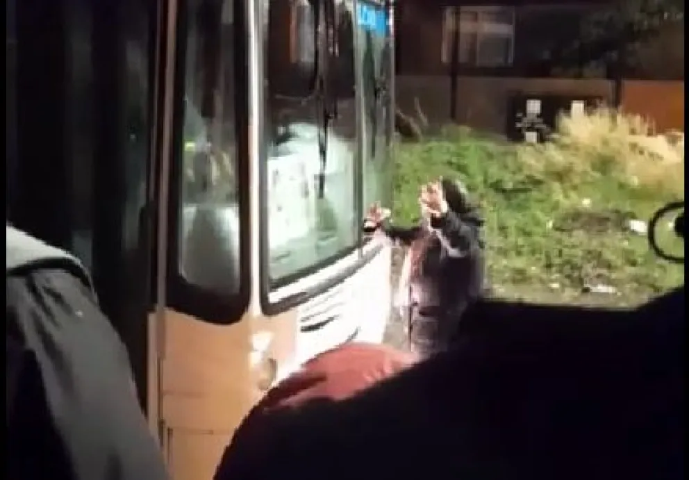 Video: Tenso momento entre una mujer y un chofer de Mi Bus ante las demoras en la frecuencia 