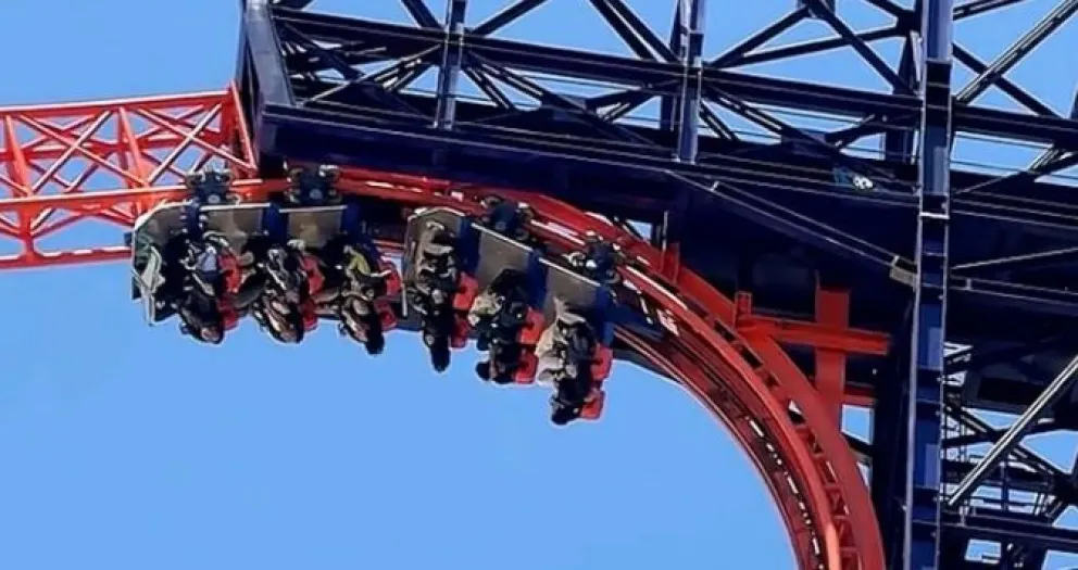 Terror en el aire: una montaña rusa se detuvo y ocho personas quedaron colgadas de cabeza