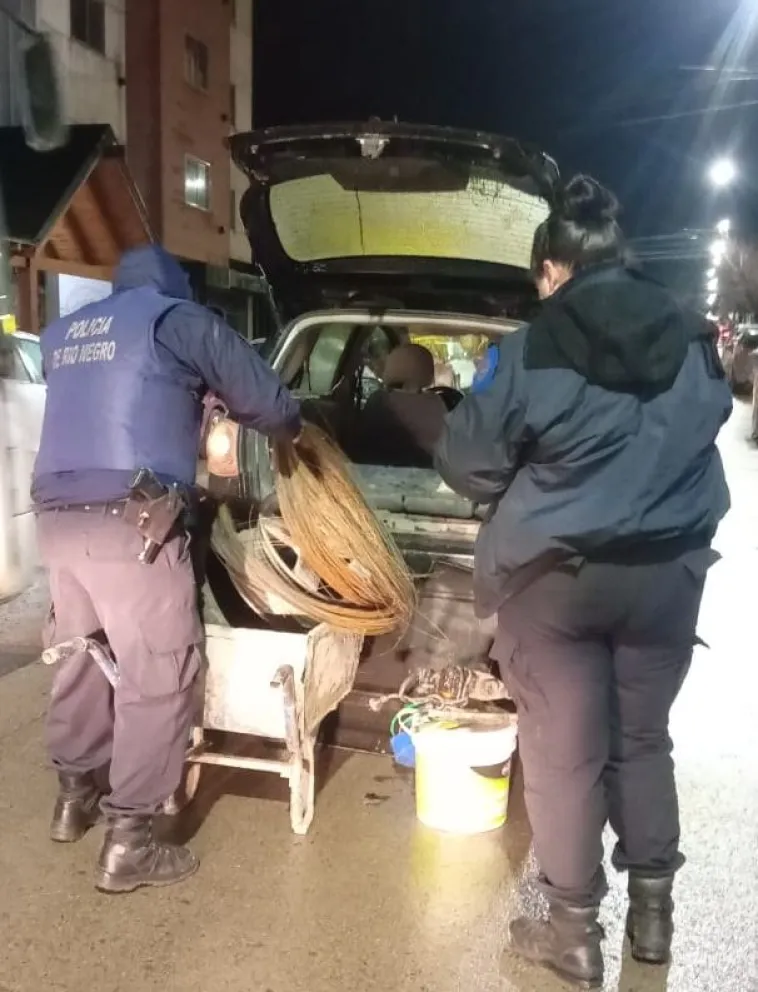 Ladrones abandonaron su auto y huyeron a pie tras robar materiales de construcción