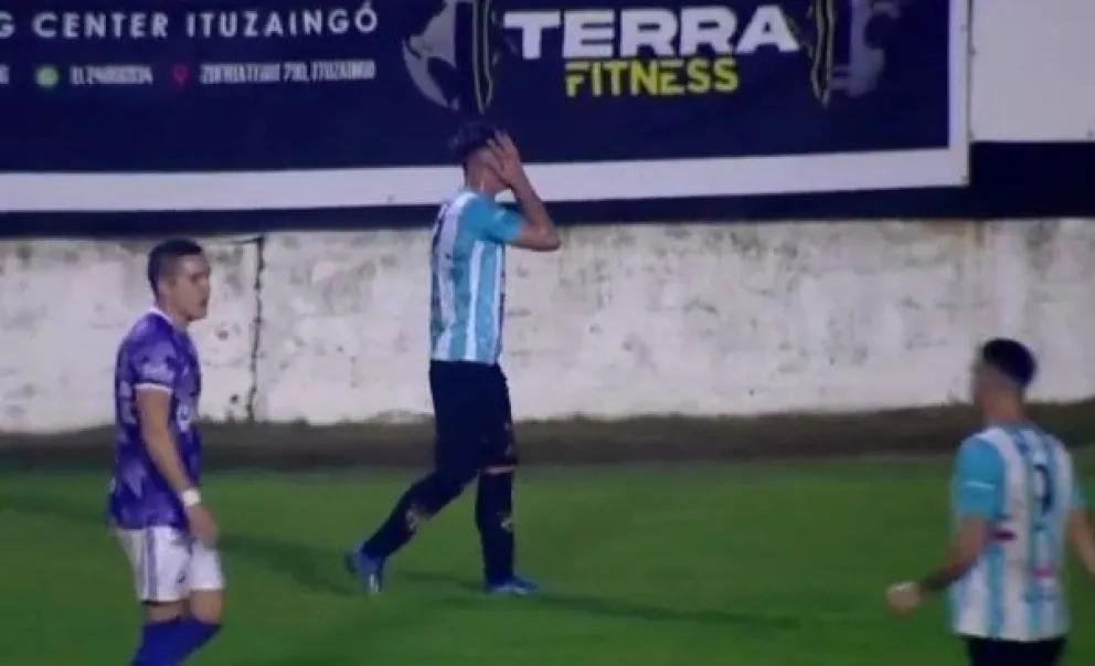 INSÓLITO VIDEO: un jugador del ascenso fue expulsado por hacer pis en el campo de juego