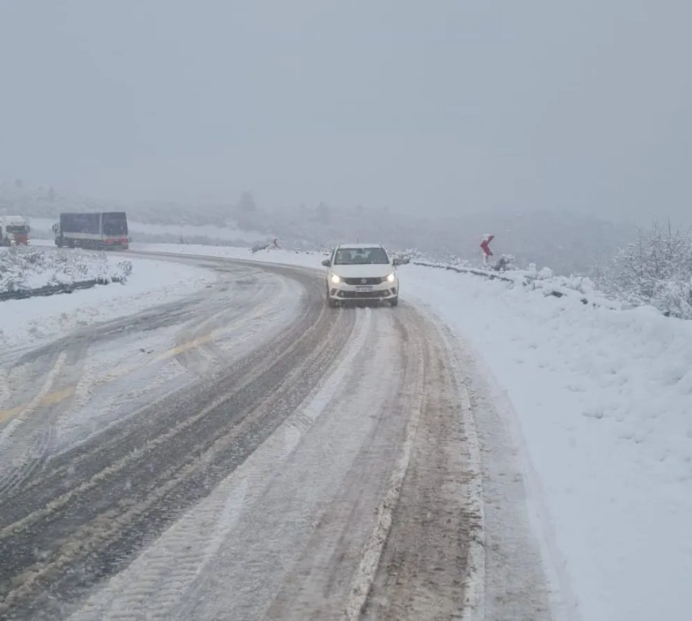 Atención conductores: nieva intensamente entre Bariloche y El Bolsón