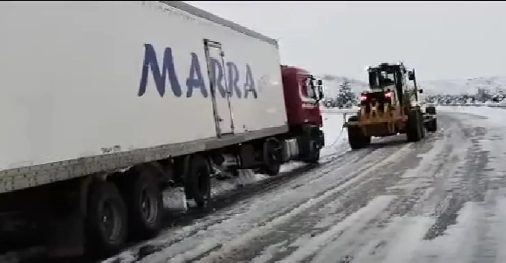 Despistó un camión en Ruta 40 Sur y tuvo que ser retirado con una retroexcavadora 