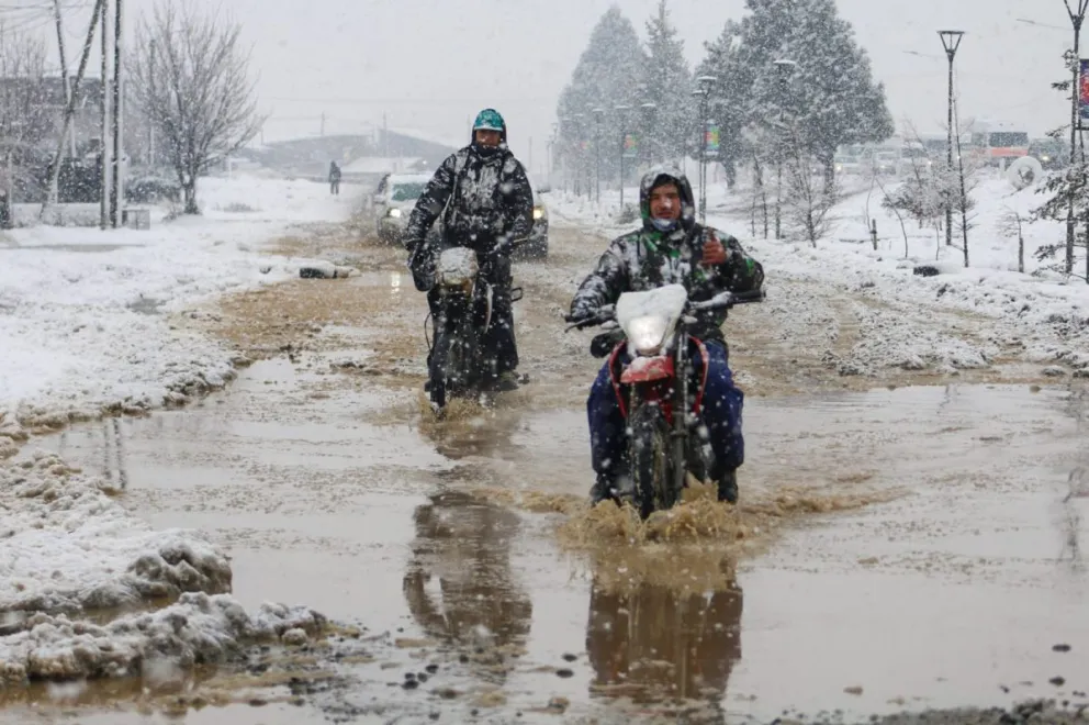 Las nevadas intermitentes generaron dificultades durante toda la jornada en los barrios
