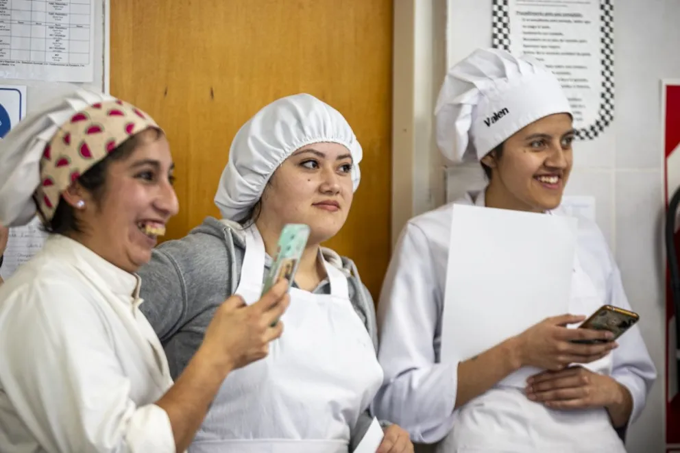 Sonrisas de ayudantes de cocina