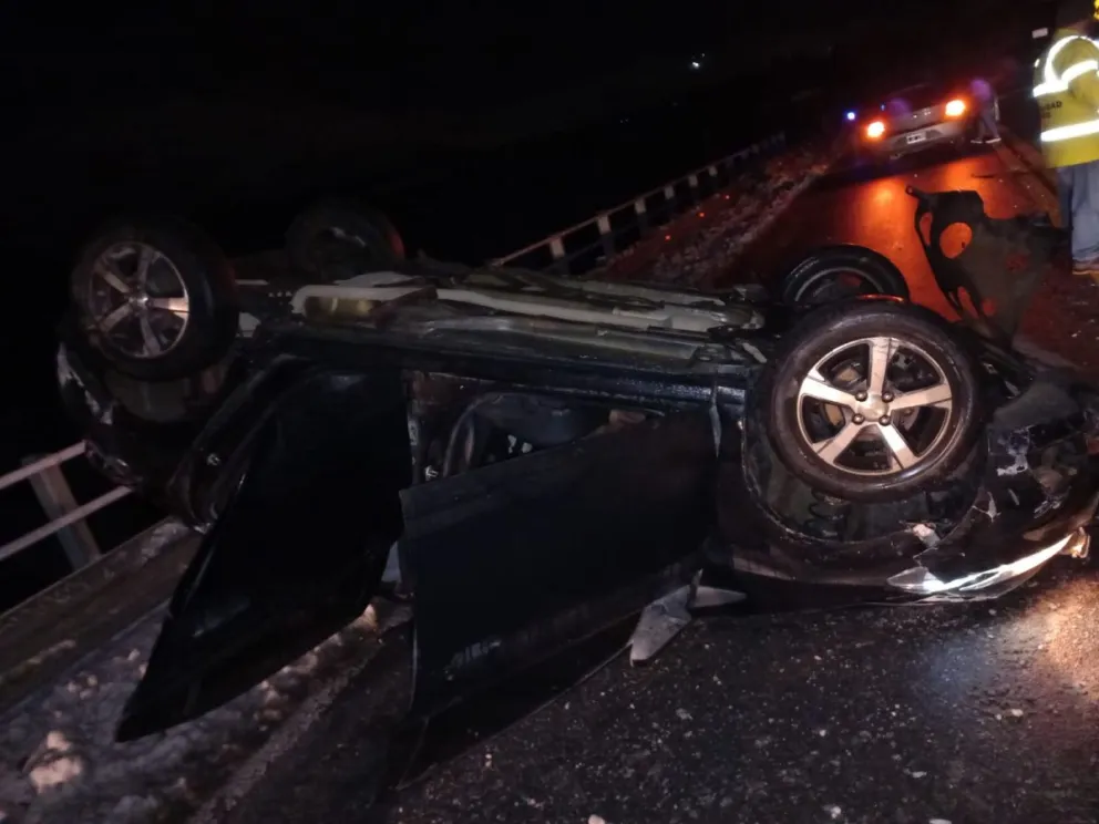 Perdió el control de su auto y terminó con las ruedas para arriba en ruta de Circunvalación 