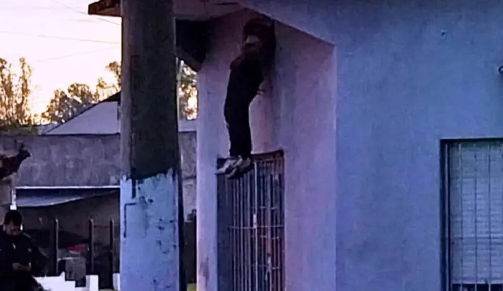 La denuncia de la familia del ladrón que murió colgado en una ventana: “No lo ayudaron y ahora está bajo tierra”
