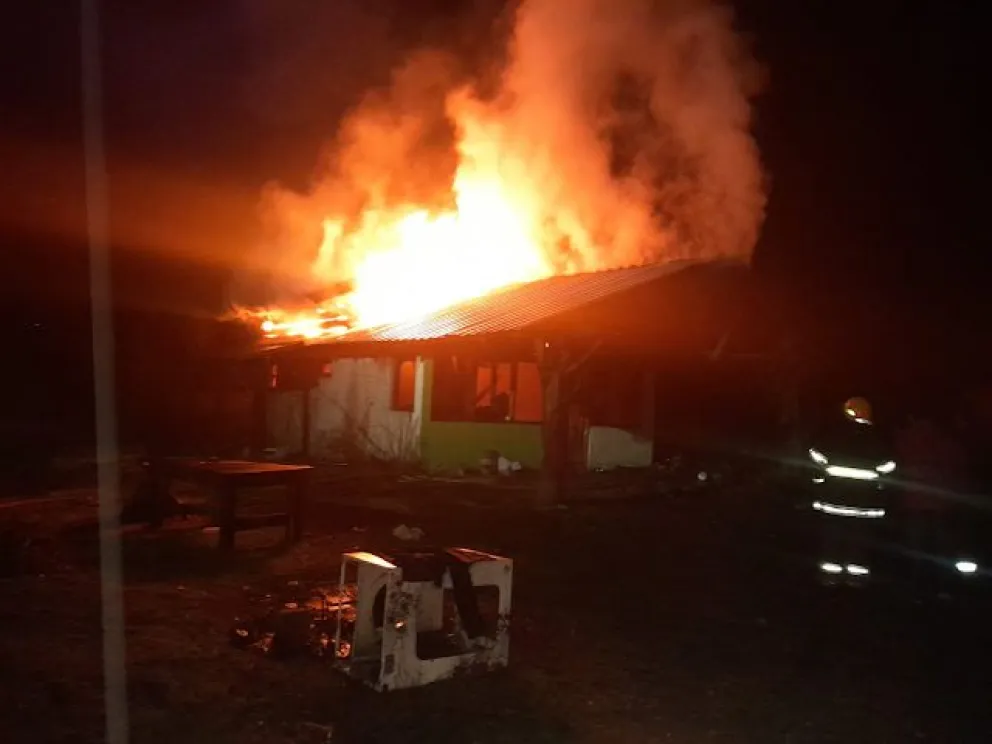 Dos incendios simultáneos mantuvieron "superactivos" a los bomberos de El Bolsón