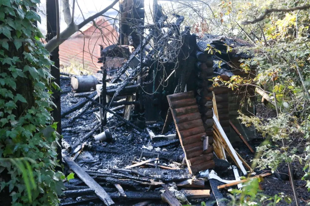 Voraz incendio destruyó una casa en Los Coihues y el estado de las calles complicó las tareas de ayuda
