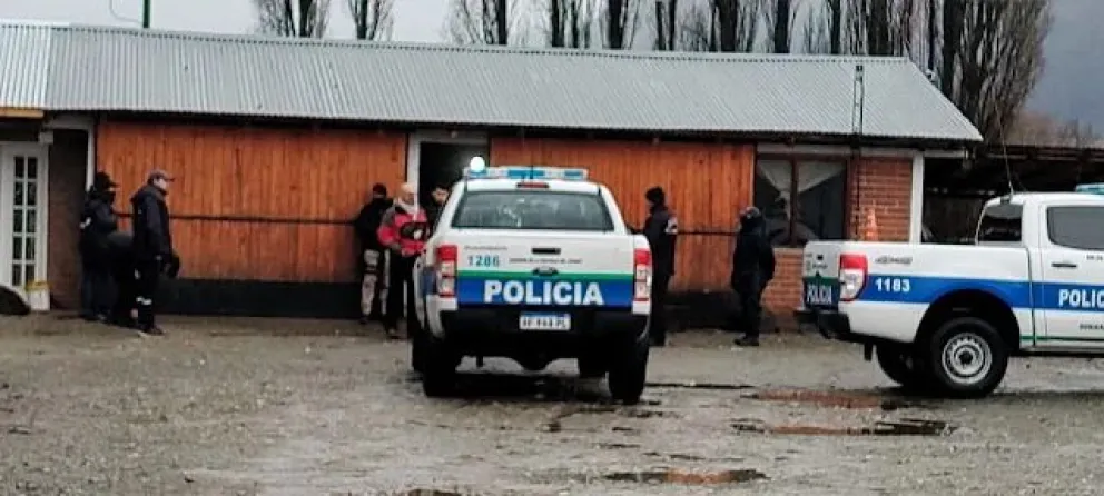 Allanan una dependencia e investigan a policías por presunto robo de autopartes