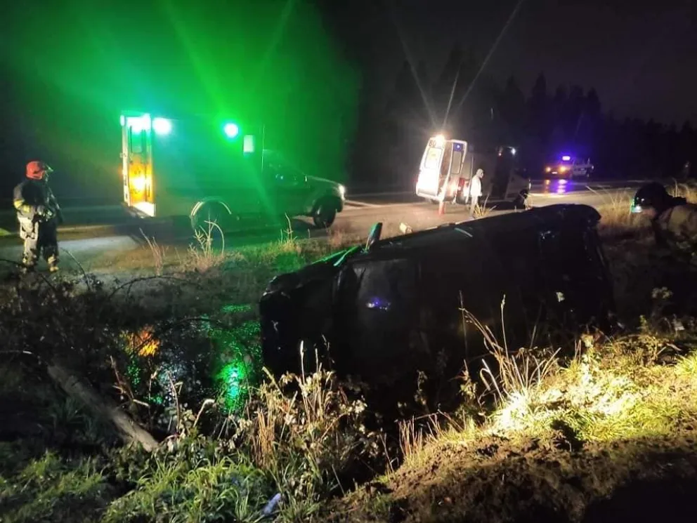Una pareja protagonizó despiste y vuelco camino a El Bolsón