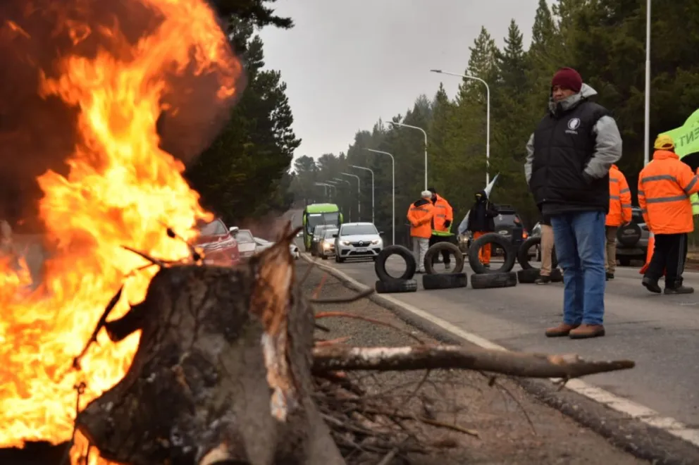 Trabajadores de empresa vial cortaron la ruta al aeropuerto exigiendo pago de sueldos