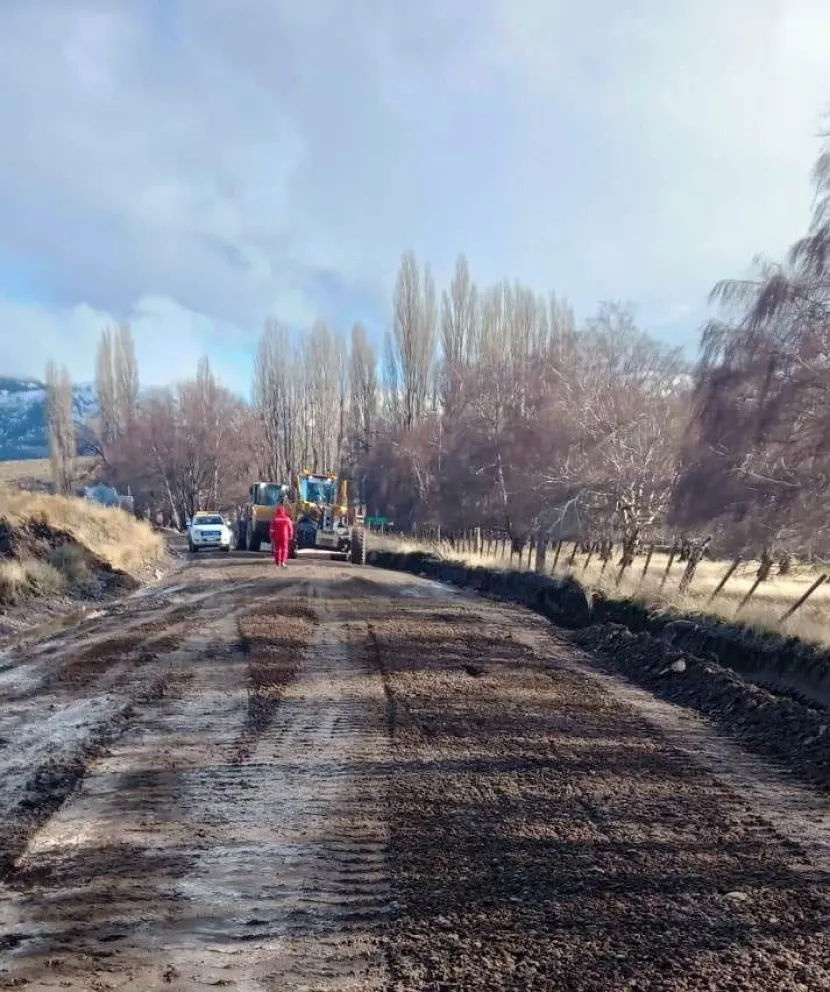 Tareas de relleno en zonas de ripio de la ruta 23
