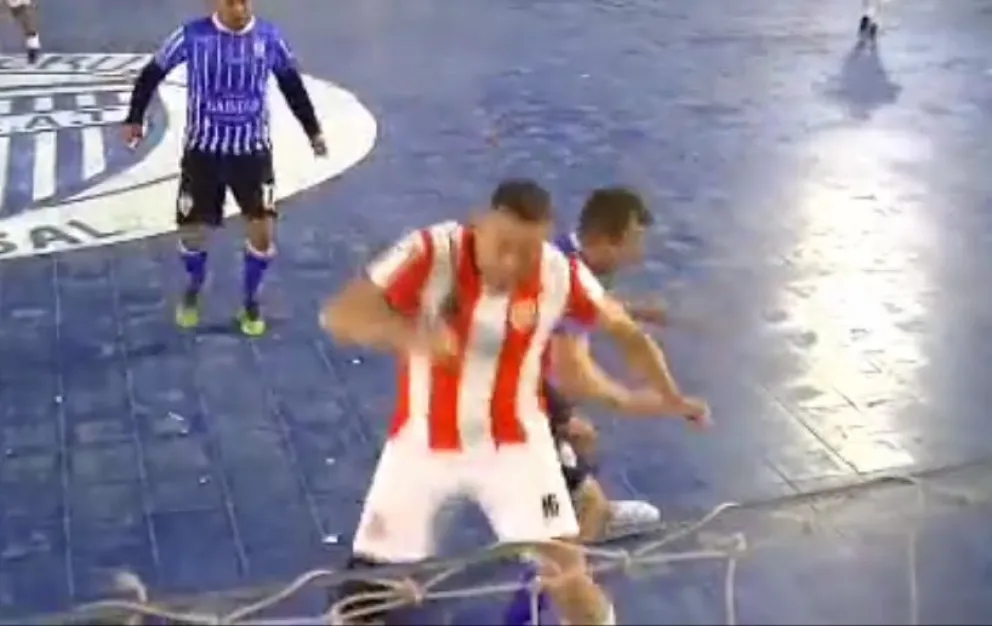 Jugaban al fútbol, le pegó un codazo a su rival y le provocó convulsiones