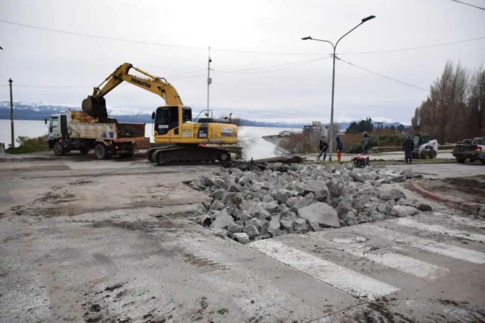 Tras el desborde pluvial, están reemplazando la alcantarilla debajo de la avenida 12 de Octubre