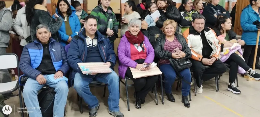 Egresados del 79 entregaron dos banderas a la Escuela Primaria 71