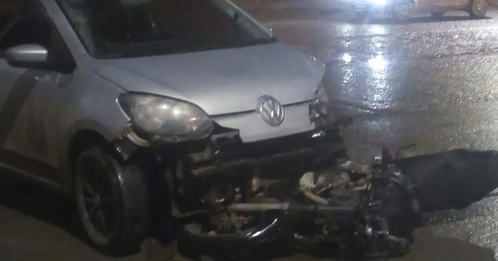 Terminó con su moto debajo de un auto luego de una fuerte colisión en calle Brown  