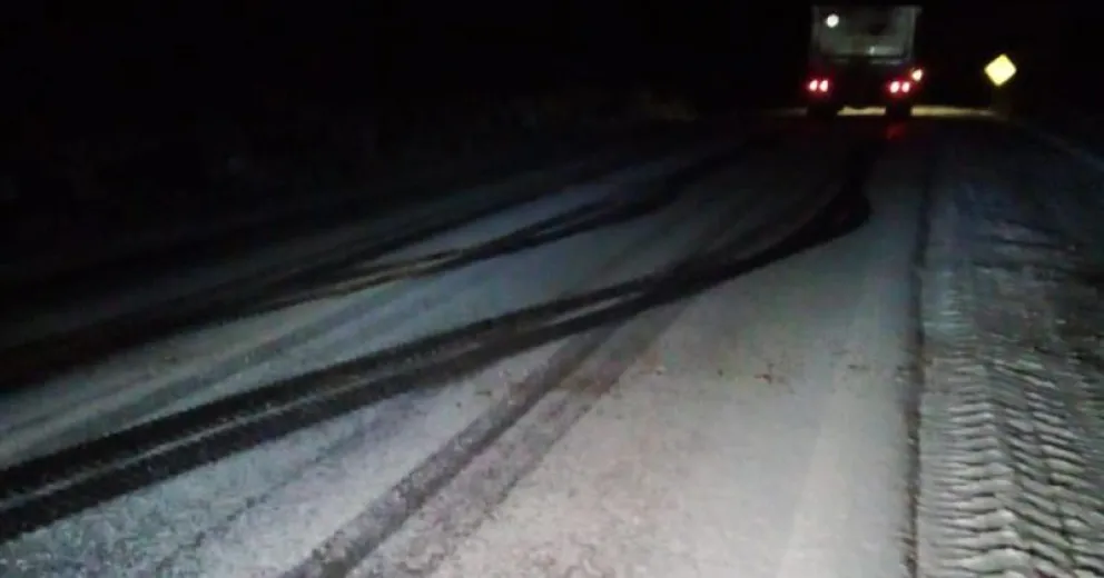 Piden extrema precaución entre Bariloche y El Bolsón por hielo en zonas altas